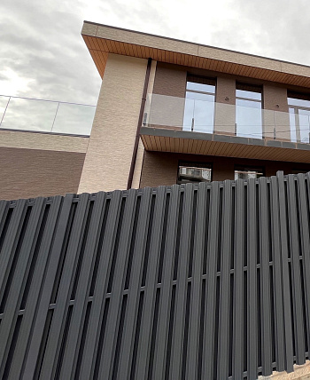 Забор из евроштакетника в шахматном порядке фото