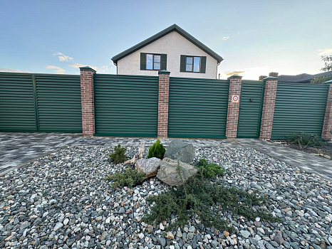 Забор Alutech в стиле «жалюзи» с калиткой и электромагнитным замком фото