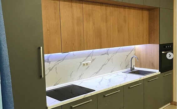 Кухня под потолок в трендовых цветах фото