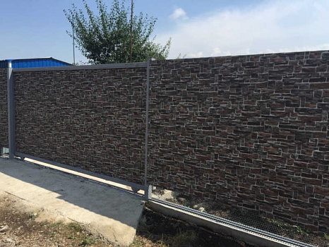 Забор из профнастила «под камень» фото