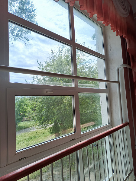 Установили витражные окна Reynaers в музыкальной школе (витражный фасад) фото 3